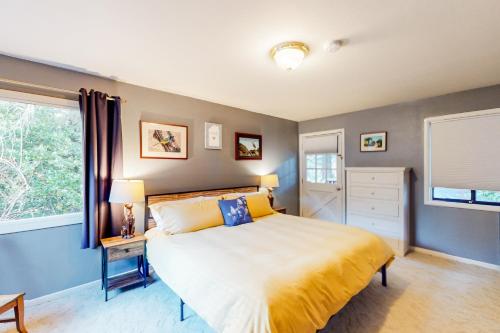 新奥尔良市Creeksong Retreat的一间卧室设有一张大床和一个窗户。
