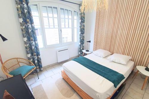 圣马洛Nice cocoon in Saint-Malo的卧室配有床、椅子和窗户。