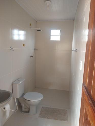 博尼托Chalé Santa Rita的白色的浴室设有卫生间和水槽。
