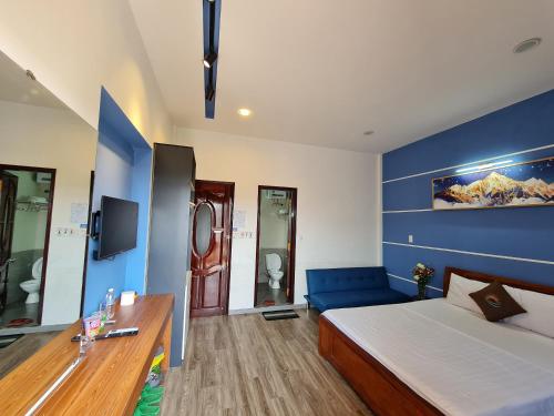 顺化SUN HOTEL的一间设有床铺和蓝色墙壁的客房