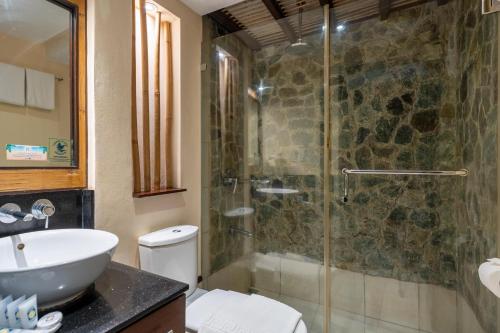 长滩岛长滩岛太阳酒店的带淋浴、卫生间和盥洗盆的浴室