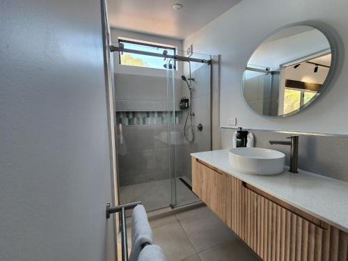 卡尔斯Phillip Island Park Lane Holiday Park的一间带水槽和镜子的浴室