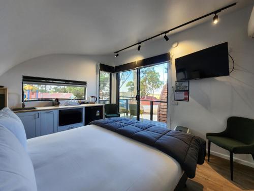 卡尔斯Phillip Island Park Lane Holiday Park的一间带大床的卧室和一间厨房
