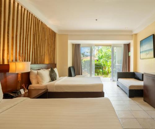 长滩岛长滩岛太阳酒店的酒店客房,设有两张床和一张沙发
