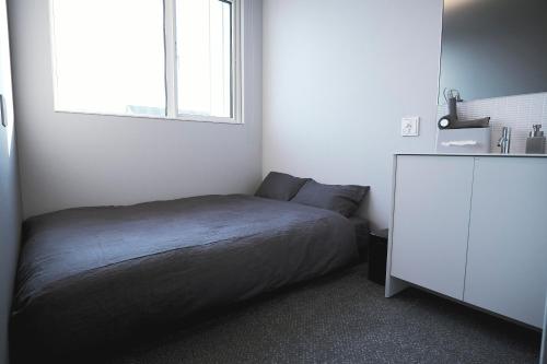 NEW HUMBER的一间小卧室,配有床和窗户