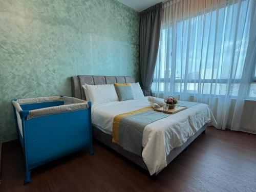 八打灵再也Greenfield Residence Sunway Subang 10 Pax 3R2B with Internet的一间卧室设有蓝色的床和大窗户
