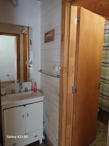 拉安戈斯图拉镇Antares的一间带水槽和镜子的浴室