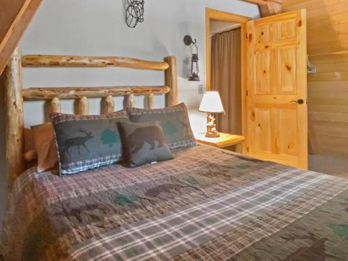 达克科里克村Fireside Cottage的一间卧室配有一张带木制床头板的床