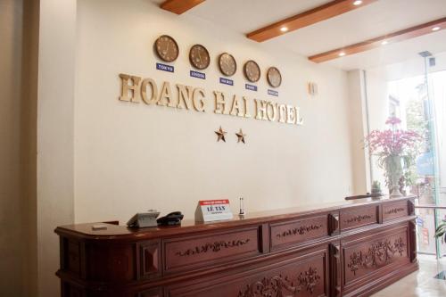 宁平Hoàng Hải 2 Hotel的一间设有前台和墙上的时钟的房间