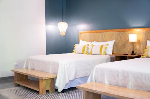 兰金Hotel Kopal的酒店客房设有两张床和一张桌子。