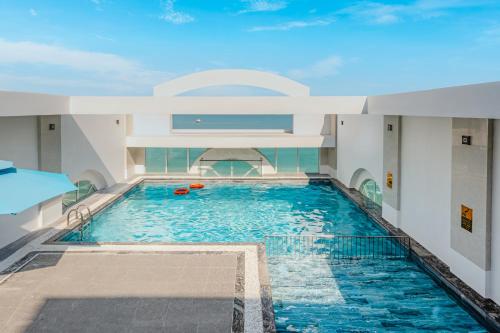 岘港Paracel Beach Hotel的大楼内的大型游泳池
