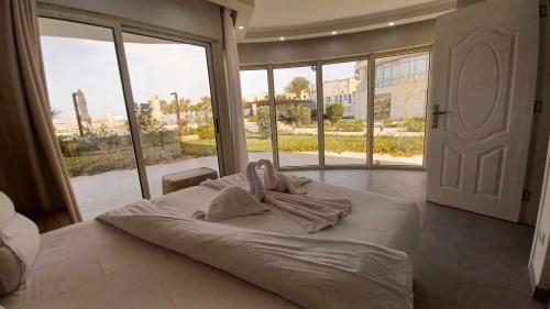 赫尔格达Scandic resort سكانديك ريزورت的卧室设有一张大床,卧室设有大窗户
