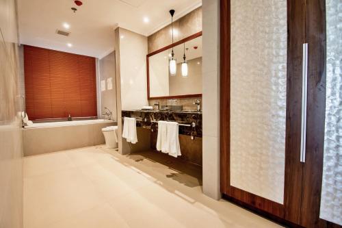 长滩岛Mandarin Bay Resort and Spa的浴室配有卫生间、盥洗盆和浴缸。