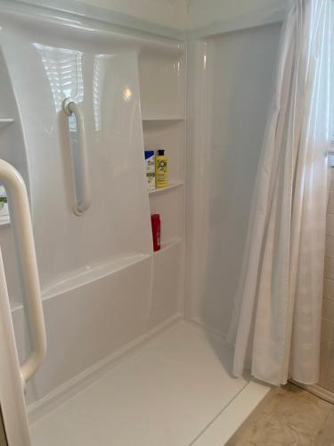 刘易斯顿George's B&B的浴室内设有带浴帘的白色淋浴