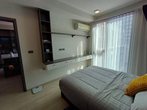 Klong ToiSukhumvit Soi 10 Stay in Style的一间卧室设有一张床和一个大窗户