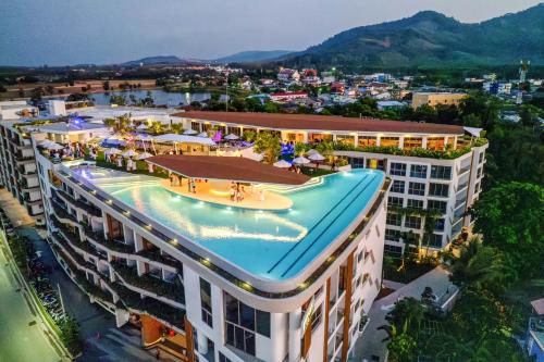 邦涛海滩HOMA Cherngtalay Phuket的享有带游泳池的大楼的顶部景致