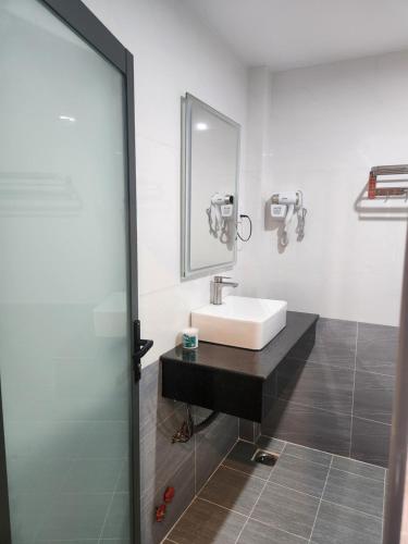 Trà VinhHOTEL SONG TIÊN的一间带水槽和镜子的浴室