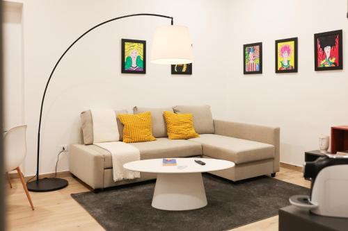 卡塞塔Sorelle Costa apartments的客厅配有沙发和桌子
