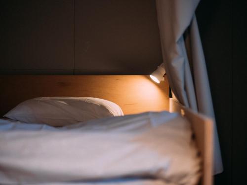 鹿沼Center - Vacation STAY 54213v的一间卧室配有一张带白色床单和光线的床