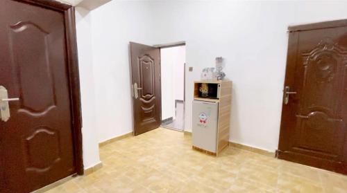 瓦里CEO HOMES AND APARTMENT的走廊设有两扇门和小冰箱