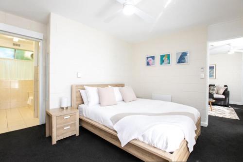 朗塞斯顿CBD Apartment by the Park: WiFi & Parking的白色的卧室设有一张大床和一间浴室。