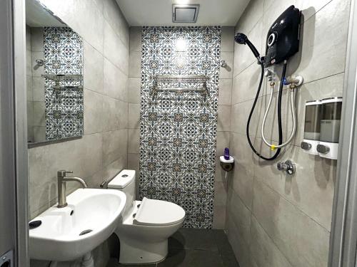 马六甲Mana Mana Hotel • Melaka •的浴室配有白色卫生间和盥洗盆。
