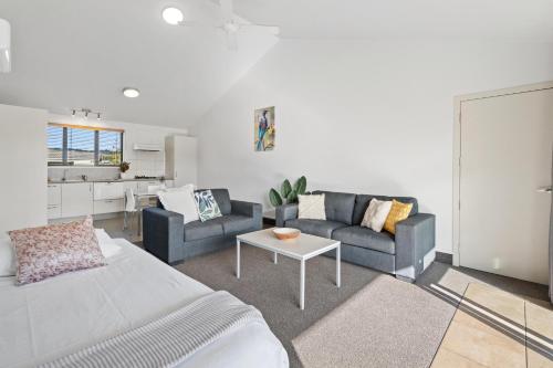 米兰达Tasman Holiday Parks - Miranda的客厅配有沙发和桌子