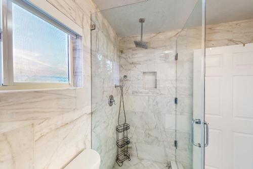 基拉戈Hammock Haven的带淋浴、卫生间和窗户的浴室
