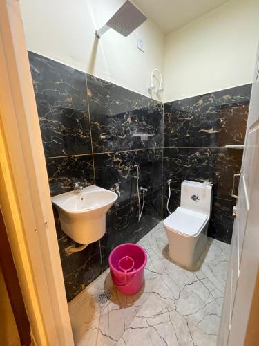 钦奈KM MANSION的浴室配有盥洗盆、卫生间和盥洗盆。