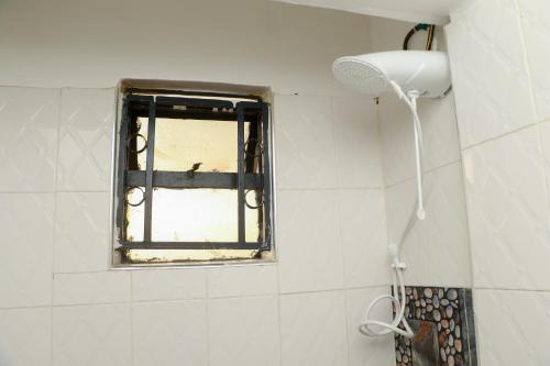 基苏木Skybeach apartment的浴室设有窗户,配有淋浴。