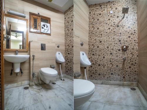 新德里Hotel NK North Star " Foreign Guest Not Allowed "的浴室的两张照片,配有卫生间和水槽