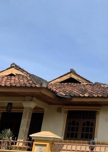 KedatonBintang Property的房屋设有瓷砖屋顶