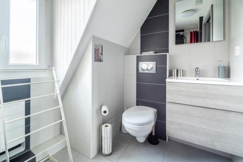 蒙斯特StuDio 11 - Centre-ville - Cozy的一间带卫生间和水槽的小浴室