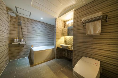 天安市호텔 소설스미스( Hotel Soseol Smith)的浴室配有卫生间、浴缸和水槽。
