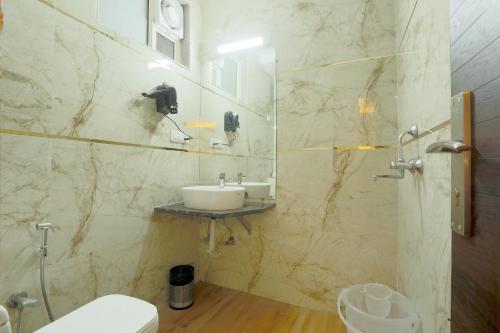 新德里Airport Grand Travel Inn的一间带水槽和卫生间的浴室