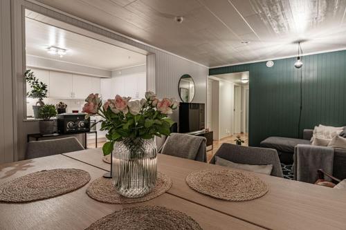 朗伊尔城Longyearbyen Apartment的客厅桌子上的花瓶