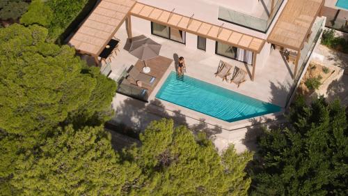 阿齐亚佩拉加Irida Hotel Agia Pelagia的享有带游泳池的别墅的顶部景致