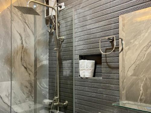 长滩岛Grospe Resort Boracay的浴室里设有玻璃门淋浴