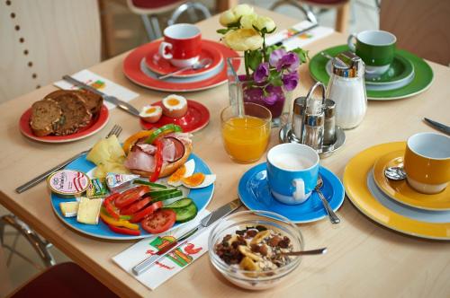 维也纳Hotel Kolping Wien Zentral的餐桌,盘子上放着食物和咖啡