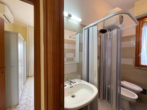 坎波马里诺Appartamento Ciclamini的一间带水槽和卫生间的浴室