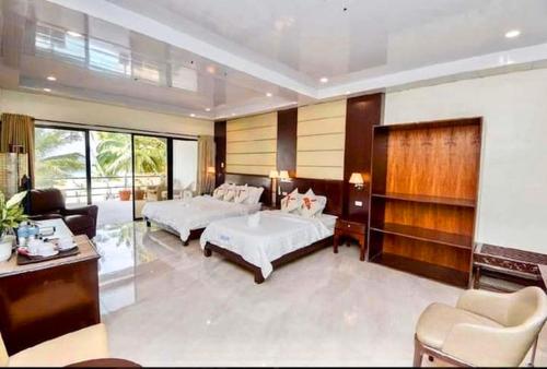 长滩岛Lukay Las Brisas的一间带两张床的卧室和一间客厅