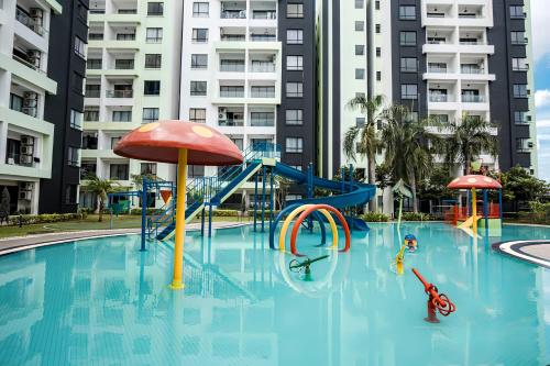 怡保Manhattan Condominium Ipoh的一个带滑梯的游泳池和一个游乐场