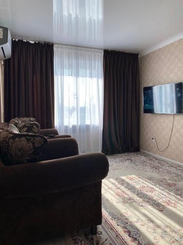 塔拉兹ИП.МЕДИНА的带沙发和平面电视的客厅