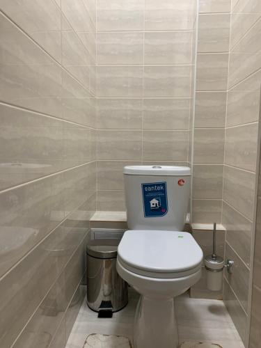 塔拉兹ИП.МЕДИНА的浴室设有卫生间,上面有标志