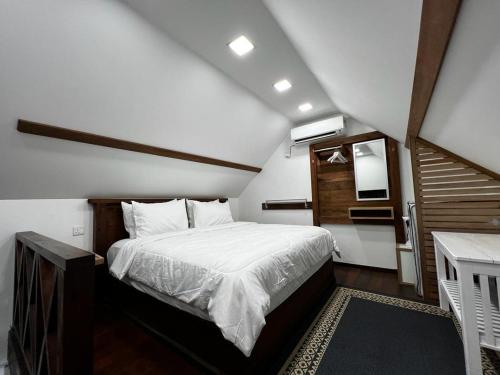 龙运Old Klang Road Homestay Dungun的一间卧室,卧室内配有一张大床