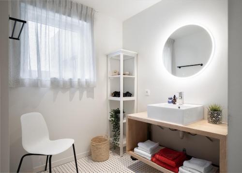 米德尔克尔克Zeegalm Bungalows的浴室设有白色水槽和镜子