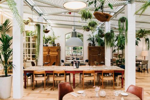 巴塞罗那Hotel Pulitzer Barcelona的大型用餐室配有大桌子和椅子
