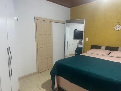马卡帕Loft privativo .的一间卧室配有一张床、一台电视和一个衣柜