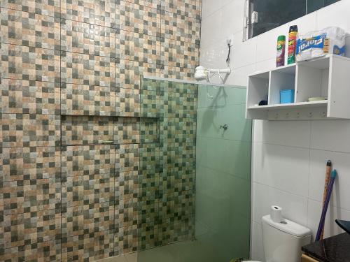 马卡帕Loft privativo .的浴室设有瓷砖淋浴和卫生间