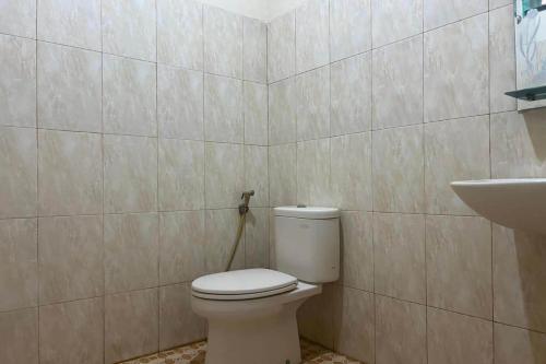 SungguminasaOYO 93877 Atifah Homes的一间带卫生间和水槽的浴室